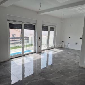 VIR-2 LUKSUZNE VILLE S 2 BAZENA,244m2 USELJIVO ODMAH!