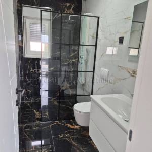 VIR-2 LUKSUZNE VILLE S 2 BAZENA,244m2 USELJIVO ODMAH!