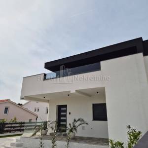 VIR-2 LUKSUZNE VILLE S 2 BAZENA,244m2 USELJIVO ODMAH!