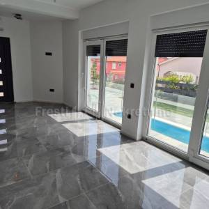 VIR-2 LUKSUZNE VILLE S 2 BAZENA,244m2 USELJIVO ODMAH!