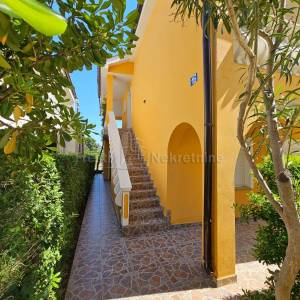 VIR- KUĆA SA 2 APARTMANA I GARAŽOM- POVOLJNO!