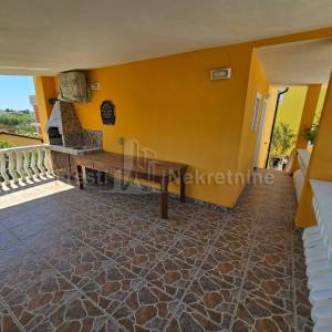 VIR- KUĆA SA 2 APARTMANA I GARAŽOM- POVOLJNO!