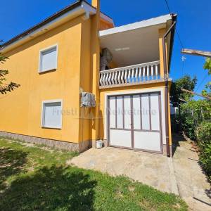 VIR- KUĆA SA 2 APARTMANA I GARAŽOM- POVOLJNO!