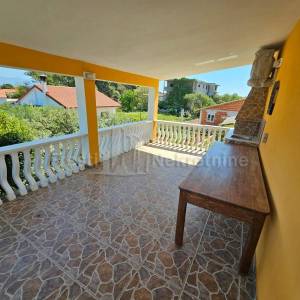 VIR- KUĆA SA 2 APARTMANA I GARAŽOM- POVOLJNO!