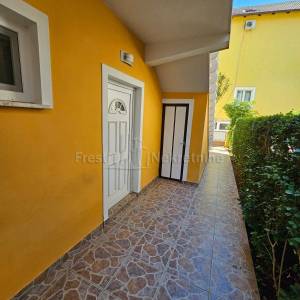 VIR- KUĆA SA 2 APARTMANA I GARAŽOM- POVOLJNO!