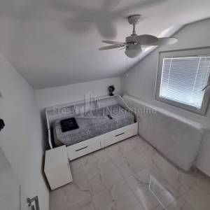 VIR-PREZIDA-KUĆA S BAZENOM 70 m OD MORA, TOP LOKACIJA!