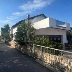 VIR-PREZIDA-KUĆA S BAZENOM 70 m OD MORA, TOP LOKACIJA!