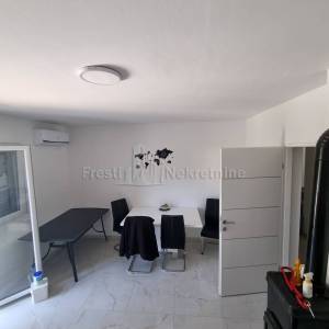 VIR-PREZIDA-KUĆA S BAZENOM 70 m OD MORA, TOP LOKACIJA!