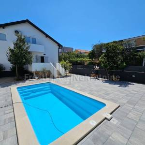 VIR-PREZIDA-KUĆA S BAZENOM 70 m OD MORA, TOP LOKACIJA!