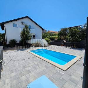 VIR-PREZIDA-KUĆA S BAZENOM 70 m OD MORA, TOP LOKACIJA!