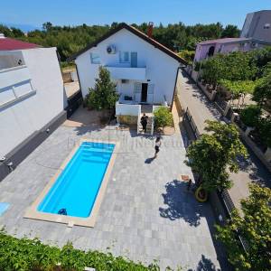 VIR-PREZIDA-KUĆA S BAZENOM 70 m OD MORA, TOP LOKACIJA!