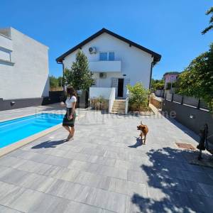 VIR-PREZIDA-KUĆA S BAZENOM 70 m OD MORA, TOP LOKACIJA!