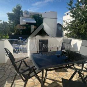 VIR-PREZIDA-KUĆA S BAZENOM 70 m OD MORA, TOP LOKACIJA!