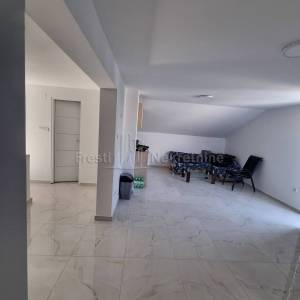 VIR-PREZIDA-KUĆA S BAZENOM 70 m OD MORA, TOP LOKACIJA!