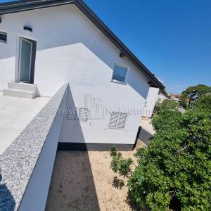 VIR-PREZIDA-KUĆA S BAZENOM 70 m OD MORA, TOP LOKACIJA!