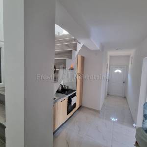 VIR-PREZIDA-KUĆA S BAZENOM 70 m OD MORA, TOP LOKACIJA!