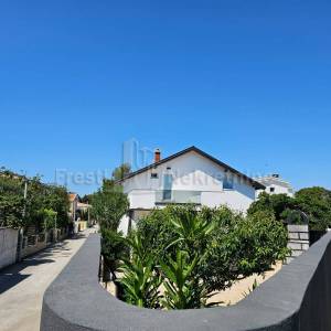 VIR-PREZIDA-KUĆA S BAZENOM 70 m OD MORA, TOP LOKACIJA!