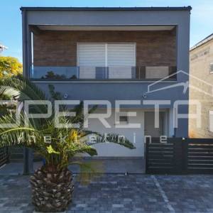 Vir – Samostojeća kuća s četiri moderno uređena apartmana, 170 m²