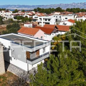 Vir – Samostojeća kuća s četiri moderno uređena apartmana, 170 m²