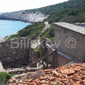 Vis, Komiža, nekoliko objekata u uvali, uz more