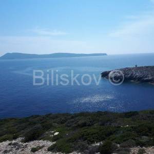 Vis, Komiža, nekoliko objekata u uvali, uz more