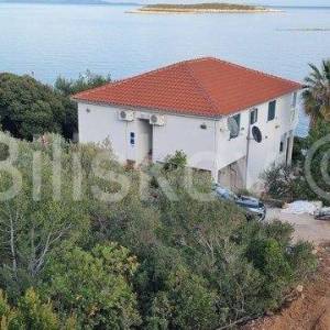 Vis,samostojeća kuća u 1. redu,prodaja