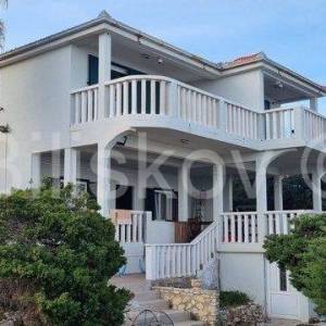 Vis,samostojeća kuća u 1. redu,prodaja