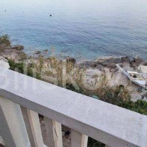 Vis,samostojeća kuća u 1. redu,prodaja