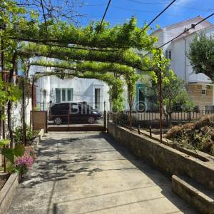 Vodice. atraktivna lokacija, dvojna kuća, prodaja