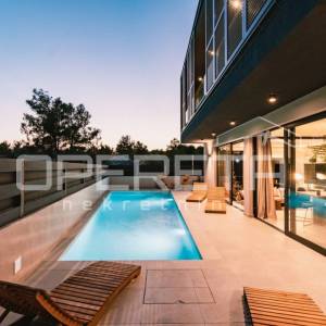 *** Vodice - moderna vila s bazenom ***