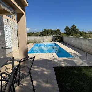 Vodice , Srima, moderna namještena kuća s četiri stana, apartmanom i bazenom