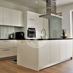 Vodice , Srima, moderna namještena kuća s četiri stana, apartmanom i bazenom