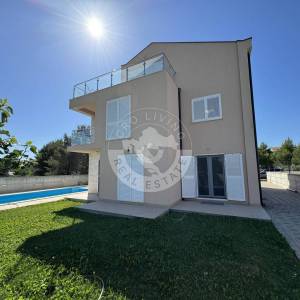 Vodice , Srima, moderna namještena kuća s četiri stana, apartmanom i bazenom