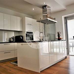 Vodice , Srima, moderna namještena kuća s četiri stana, apartmanom i bazenom