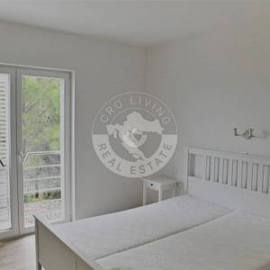 Vodice , Srima, moderna namještena kuća s četiri stana, apartmanom i bazenom