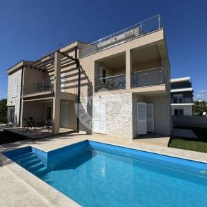 Vodice , Srima, moderna namještena kuća s četiri stana, apartmanom i bazenom