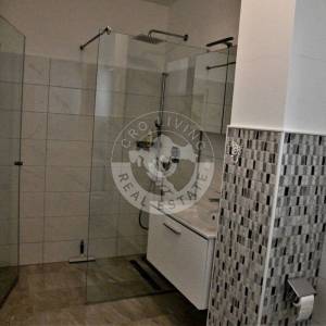 Vodice , Srima, moderna namještena kuća s četiri stana, apartmanom i bazenom