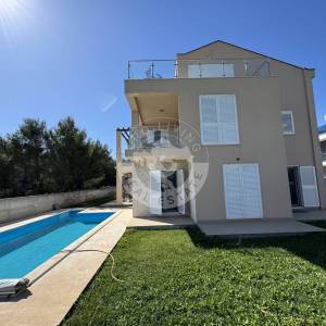 Vodice , Srima, moderna namještena kuća s četiri stana, apartmanom i bazenom