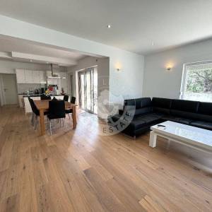 Vodice , Srima, moderna namještena kuća s četiri stana, apartmanom i bazenom