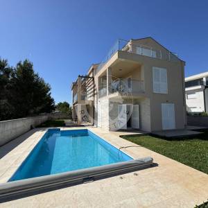 Vodice , Srima, moderna namještena kuća s četiri stana, apartmanom i bazenom