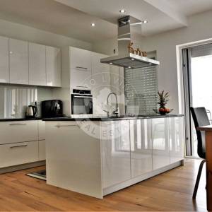 Vodice , Srima, moderna namještena kuća s četiri stana, apartmanom i bazenom