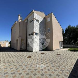 Vodice , Srima, moderna namještena kuća s četiri stana, apartmanom i bazenom