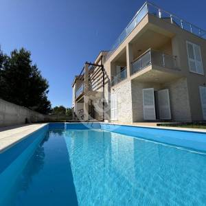 Vodice , Srima, moderna namještena kuća s četiri stana, apartmanom i bazenom