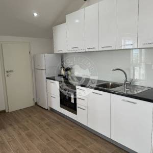 Vodice , Srima, moderna namještena kuća s četiri stana, apartmanom i bazenom