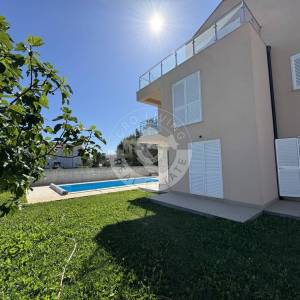 Vodice , Srima, moderna namještena kuća s četiri stana, apartmanom i bazenom