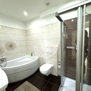 Vodice , Srima, moderna namještena kuća s četiri stana, apartmanom i bazenom