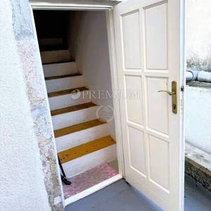 Vrbnik – autentična kamena kuća u mirnoj ulici!