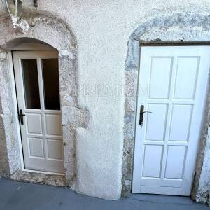 Vrbnik – autentična kamena kuća u mirnoj ulici!