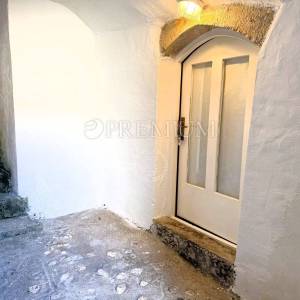 Vrbnik – autentična kamena kuća u mirnoj ulici!