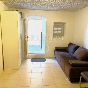 Vrbnik – autentična kamena kuća u mirnoj ulici!